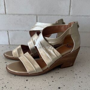 Sofft SAMOA Platino Metallic Leather Ruched Straps Sandals Wedge Heel Size 9.5M